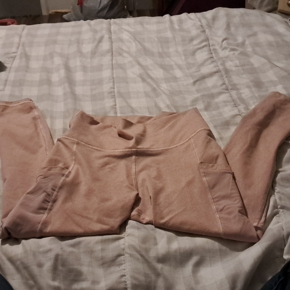 Fabletics blush colored leggings 3/4 length size M. 2 side pockets and mesh. - Picture 4 of 4